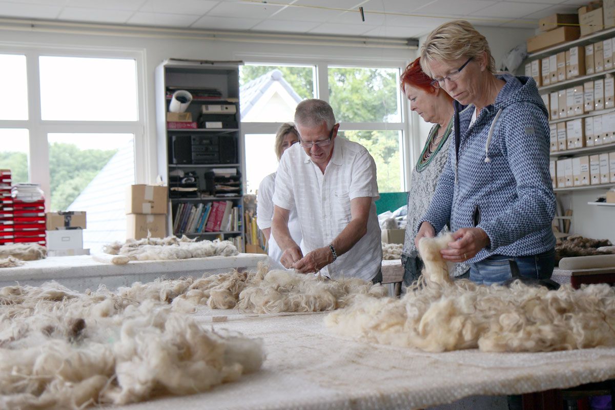 Het vilten wordt duidelijk uitgelegd door de docent